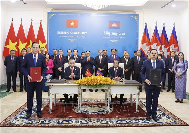 Ký kết Thoả thuận hợp tác giưã Bộ Dân tộc và Tôn giáo Việt Nam và Bộ Lễ nghi Tôn giáo Campuchia. Ảnh: Thống Nhất – TTXVN