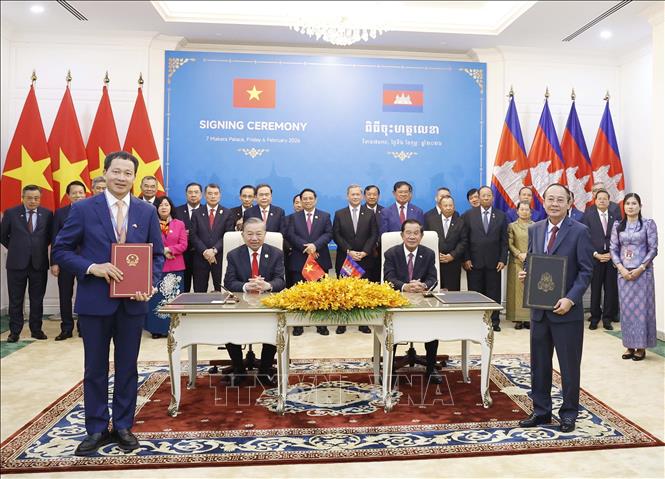 Ký kết Thoả thuận hợp tác giữa UBND tỉnh Đồng Nai và chính quyền tỉnh Kratie. Ảnh: Thống Nhất – TTXVN