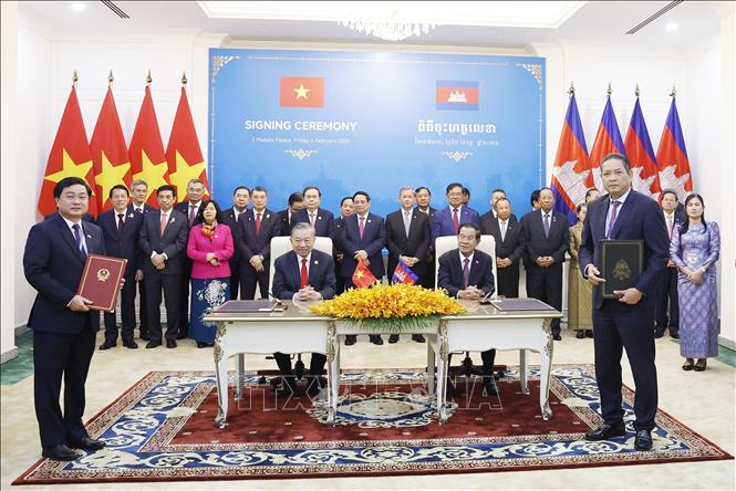 Ký kết Thoả thuận hợp tác giữa UBND tỉnh Tây Ninh và chính quyền tỉnh Tbong Khmum. Ảnh: Thống Nhất – TTXVN