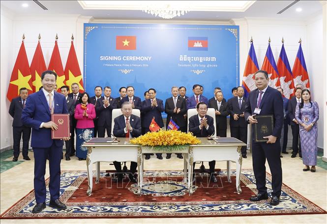 Ký kết Thoả thuận hợp tác giữa UBND tỉnh Đồng Nai và chính quyền tỉnh Tbong Khmum. Ảnh: Thống Nhất – TTXVN
