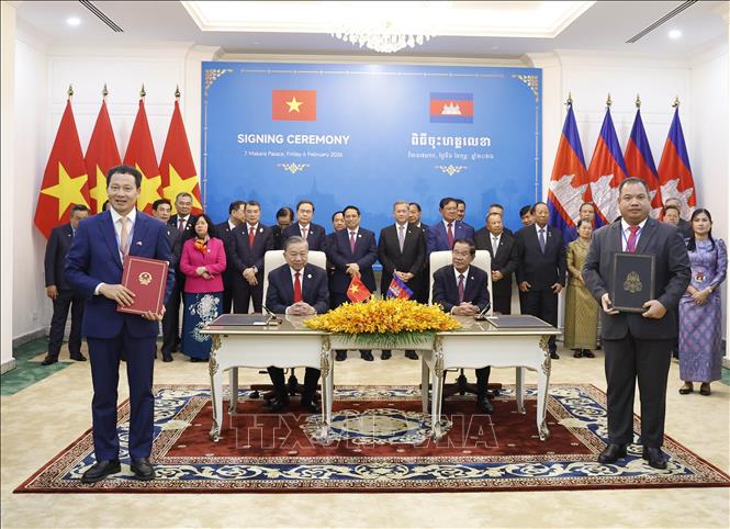 Ký kết Thoả thuận hợp tác giữa UBND tỉnh Đồng Nai và chính quyền tỉnh Stung Treng. Ảnh: Thống Nhất – TTXVN