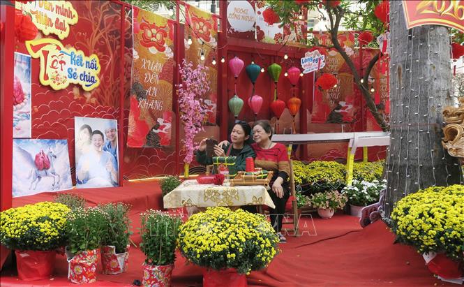 Người bệnh vui vẻ tạo dáng chụp ảnh tại đường hoa mừng xuân Bệnh viện Chợ Rẫy. Ảnh: Đinh Hằng - TTXVN