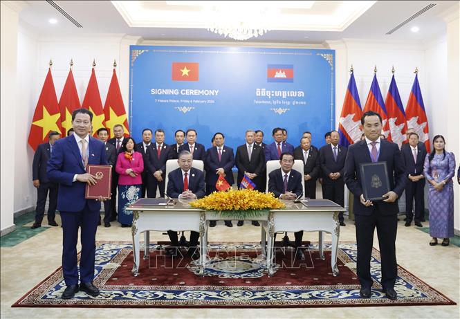 Ký kết Thoả thuận hợp tác giữa UBND tỉnh Đồng Nai và chính quyền tỉnh Kampong Thom. Ảnh: Thống Nhất – TTXVN