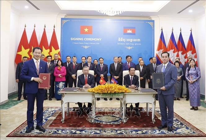 Ký kết Thoả thuận hợp tác giữa UBND tỉnh Đồng Nai và chính quyền tỉnh Kampong Cham. Ảnh: Thống Nhất – TTXVN
