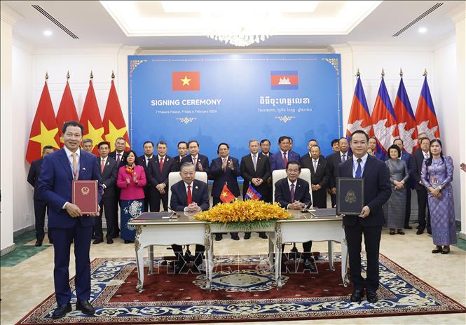 Ký kết Thoả thuận hợp tác giữa UBND tỉnh Đồng Nai và chính quyền tỉnh Mondulkiri. Ảnh: Thống Nhất – TTXVN