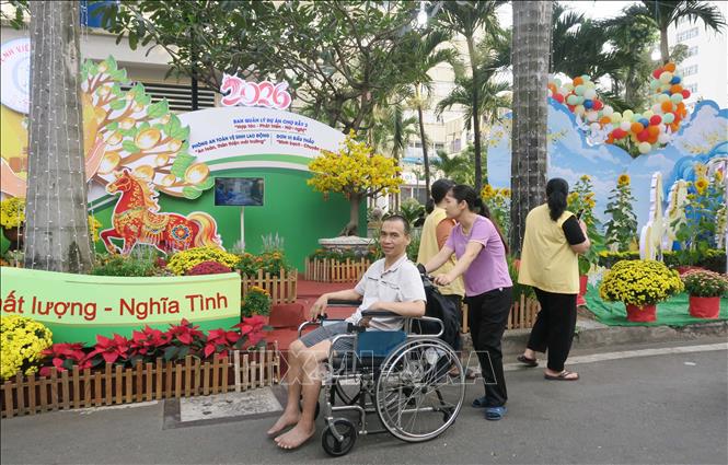 Người bệnh và thân nhân ngắm đường hoa mừng xuân Bệnh viện Chợ Rẫy. Ảnh: Đinh Hằng - TTXVN