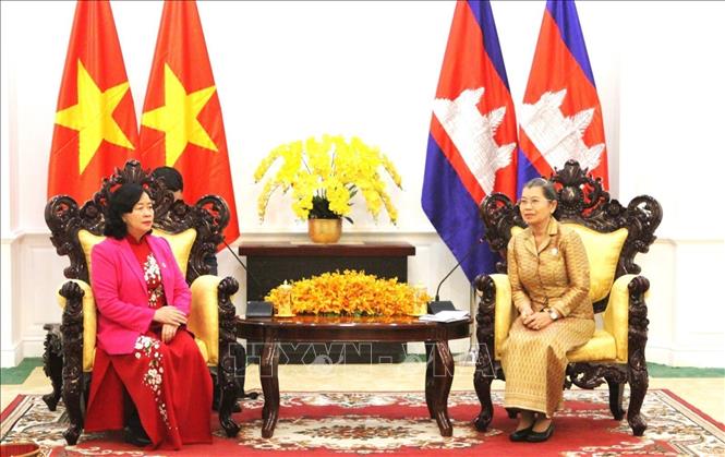 Phó Chủ tịch Đảng Nhân Campuchia Men Sam An tiếp Chủ tịch Ủy ban Trung ương Mặt trận tổ quốc Việt Nam Bùi Thị Minh Hoài. Ảnh: Hoàng Minh - PV TTXVN tại Campuchia 