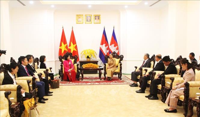 Phó Chủ tịch Đảng Nhân Campuchia Men Sam An tiếp Chủ tịch Ủy ban Trung ương Mặt trận tổ quốc Việt Nam Bùi Thị Minh Hoài. Ảnh: Hoàng Minh - PV TTXVN tại Campuchia 