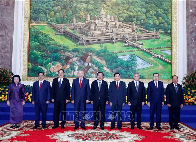 Tổng Bí thư Tô Lâm; Chủ tịch Đảng Nhân dân Campuchia Samdech Techo Hun Sen; Tổng Bí thư Đảng Nhân dân Cách mạng Lào Thongloun Sisoulith cùng lãnh đạo chủ chốt 3 Đảng tại Cuộc gặp. Ảnh: Thống Nhất – TTXVN