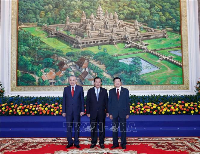 Tổng Bí thư Tô Lâm; Chủ tịch Đảng Nhân dân Campuchia Samdech Techo Hun Sen; Tổng Bí thư Đảng Nhân dân Cách mạng Lào Thongloun Sisoulith tại Cuộc gặp. Ảnh: Thống Nhất – TTXVN