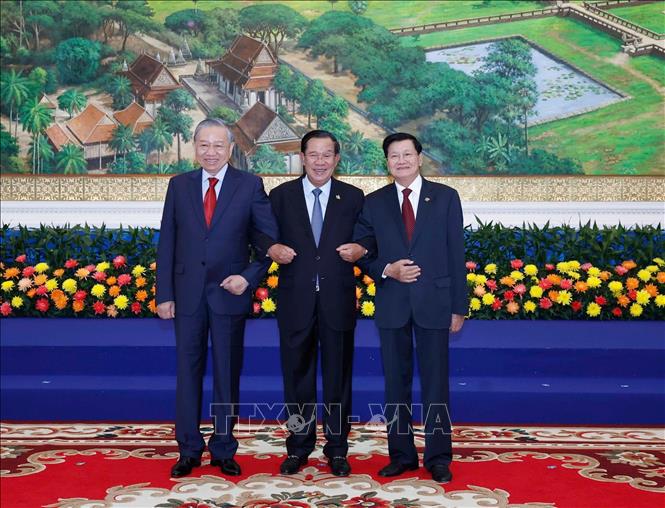 Tổng Bí thư Tô Lâm; Chủ tịch Đảng Nhân dân Campuchia Samdech Techo Hun Sen; Tổng Bí thư Đảng Nhân dân Cách mạng Lào Thongloun Sisoulith tại Cuộc gặp. Ảnh: Thống Nhất – TTXVN