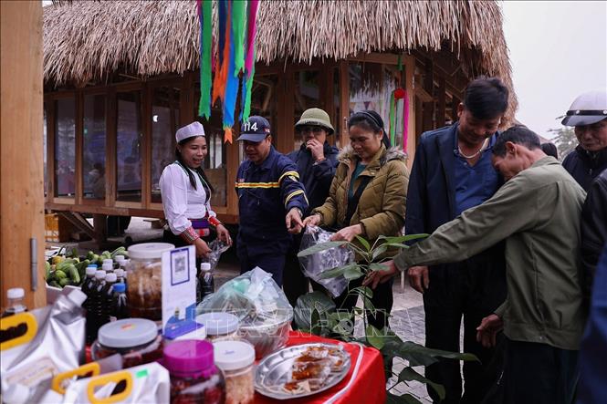 Đông đảo người dân trong và ngoài xã Thịnh Minh tham quan các gian hàng không đồng tại lễ hội. Ảnh: Trọng Đạt-TTXVN  