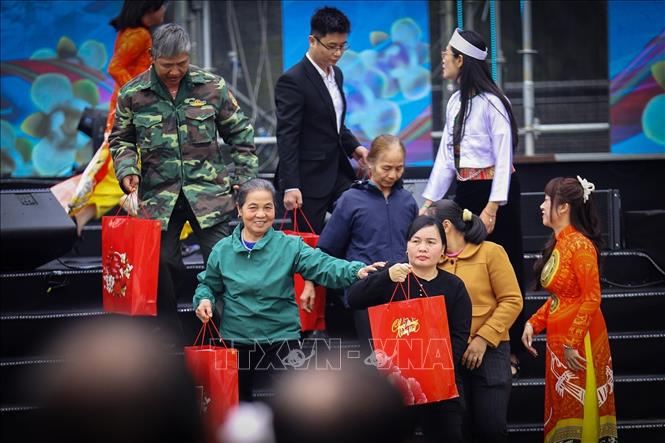 Người dân có hoàn cảnh khó khăn nhận quà tết trong chương trình lễ hội. Ảnh: Trọng Đạt-TTXVN 