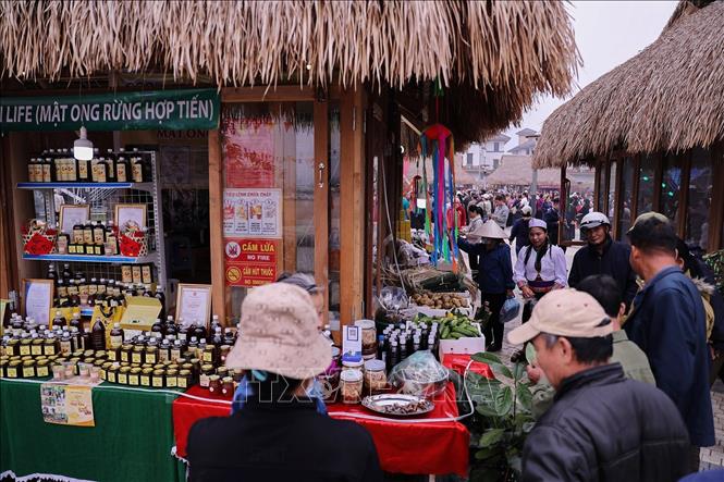 Một gian hàng trung bày nông sản và các sản phẩm ocop tại lễ hội. Ảnh: Trọng Đạt-TTXVN 