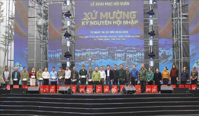 UBND xã Thịnh Minh trao quà tết cho thương bệnh binh, người có công với cách mạng tại lễ hội. Ảnh: Trọng Đạt-TTXVN 