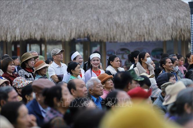 Niềm vui của nhân dân khi tham dự lễ hội xuân. Ảnh: Trọng Đạt-TTXVN  