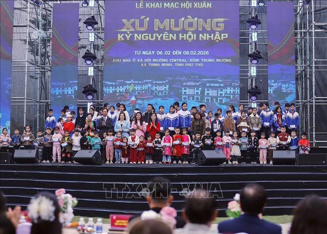 UBND xã Thịnh Minh cùng ban tổ chức trao quà tết cho các học sinh vượt khó trên địa bàn xã. Ảnh: Trọng Đạt-TTXVN  