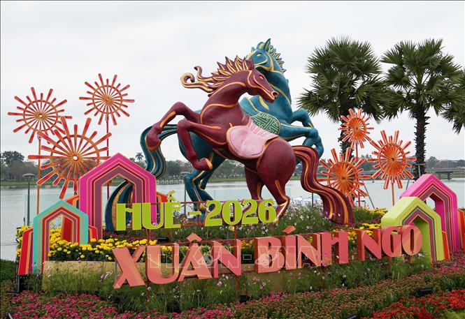 Linh vật ngựa đặt ở bờ Nam sông Hương, thành phố Huế. Ảnh: Nguyên Lý - TTXVN