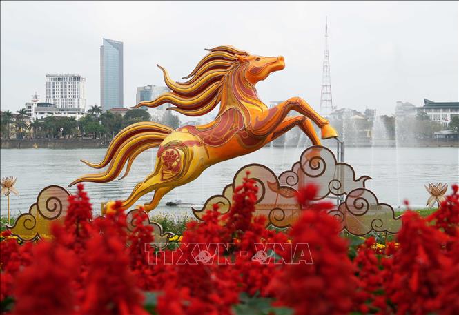 Linh vật ngựa đặt ở bờ Bắc sông Hương, thành phố Huế. Ảnh: Nguyên Lý - TTXVN