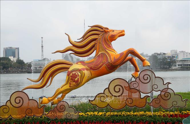 Linh vật ngựa đặt ở bờ Bắc sông Hương, thành phố Huế. Ảnh: Nguyên Lý - TTXVN