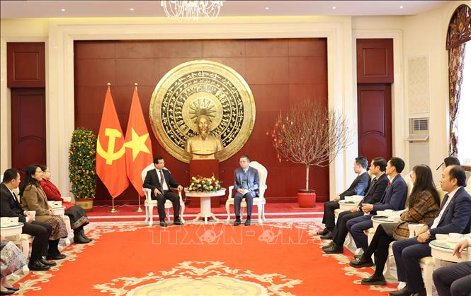 Đoàn đại biểu Đại sứ quán Lào tại Bắc Kinh sang thăm, chúc Tết Đại sứ quán Việt Nam tại Trung Quốc. Ảnh: Công Tuyên-PV TTXVN tại Trung Quốc