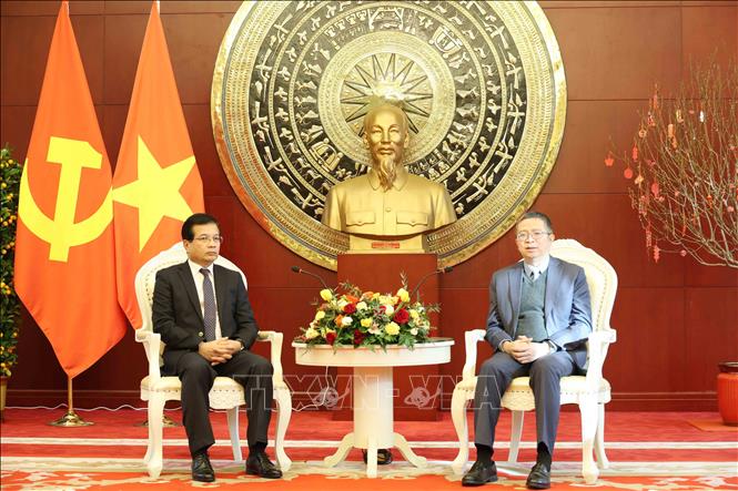 Nhân dịp này, Đại sứ Lào tại Trung Quốc Somphone Sichaleune (trái) cũng chúc mừng thành công của Đại hội đại biểu toàn quốc lần thứ XIV của Đảng Cộng sản Việt Nam. Ảnh: Công Tuyên-PV TTXVN tại Trung Quốc