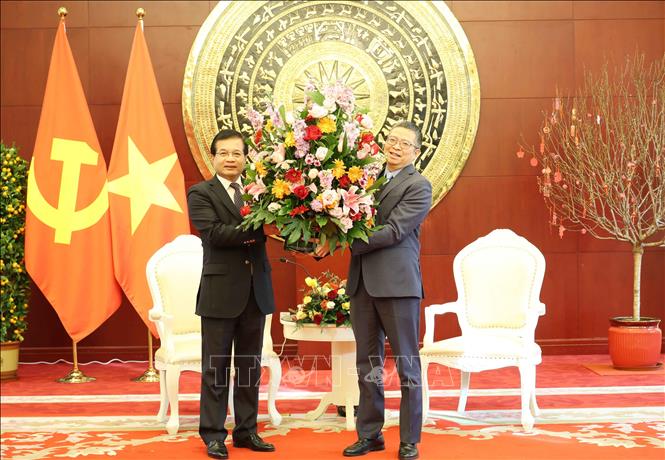 Đại sứ Lào tại Trung Quốc Somphone Sichaleune (trái) tặng hoa chúc Tết Đại sứ Phạm Thanh Bình cùng cán bộ, nhân viên Đại sứ quán Việt Nam tại Trung Quốc. Ảnh: Công Tuyên-PV TTXVN tại Trung Quốc