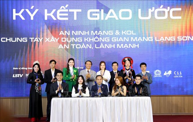 Đại diện Phòng An ninh mạng và phòng, chống tội phạm sử dụng công nghệ cao (Công an tỉnh Lạng Sơn) cùng các KOL, quản trị viên các hội/nhóm/trang mạng xã hội ký giao ước đồng hành vì môi trường không gian mạng an toàn, lành mạnh. Ảnh: Văn Đạt - TTXVN