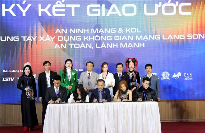 Đại diện Phòng An ninh mạng và phòng, chống tội phạm sử dụng công nghệ cao (Công an tỉnh Lạng Sơn) cùng các KOL, quản trị viên các hội/nhóm/trang mạng xã hội ký giao ước đồng hành vì môi trường không gian mạng an toàn, lành mạnh. Ảnh: Văn Đạt - TTXVN