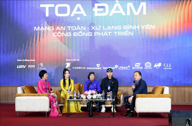 Tọa đàm “Mạng an toàn - xứ Lạng bình yên - cộng đồng phát triển”. Ảnh: Văn Đạt - TTXVN