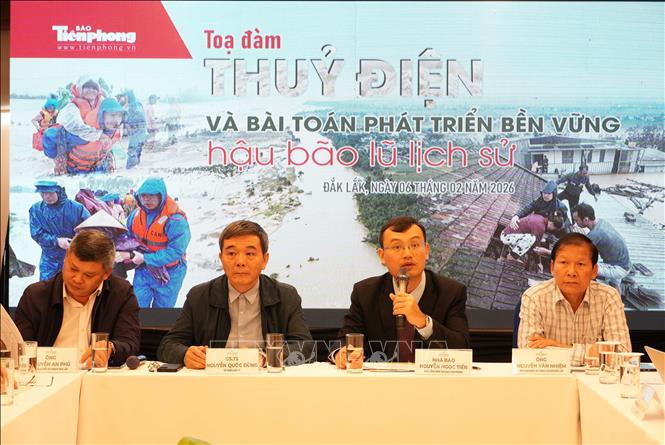 Ban tổ chức điều bành tọa đàm. Ảnh: Tuấn Anh - TTXVN