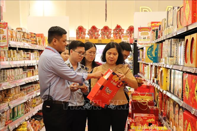 Bà Châu Thị Lệ, Phó giám đốc Sở Công thương tỉnh Tây Ninh, Trưởng Đoàn kiểm tra, giám sát giá cả, chất lượng hàng hóa tại Trung tâm thương mại AEON Tân An, phường Long An, tỉnh Tây Ninh. Ảnh: Thanh Bình - TTXVN