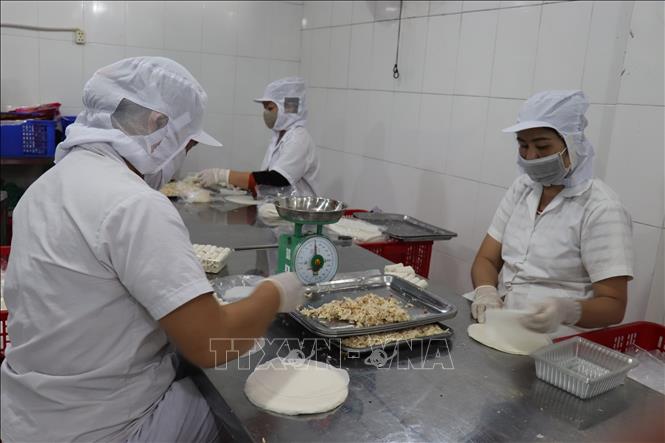 Sản xuất chả giò dế tại Công ty Kim Ngọc Food, phường Tân An, tỉnh Tây Ninh. Ảnh: Thanh Bình - TTXVN