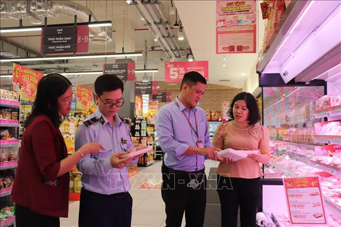 Kiểm tra, giám sát giá cả, chất lượng hàng hóa tại Trung tâm thương mại AEON Tân An, phường Long An, tỉnh Tây Ninh. Ảnh: Thanh Bình - TTXVN