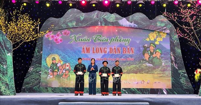 Những phần quà ý nghĩa, thiết thực hướng về nhân dân khu vực biên giới, miền núi của tỉnh Quảng Trị. Ảnh: TTXVN phát