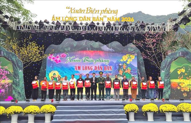 Mỗi món quà Tết không đơn thuần là tấm áo, gói bánh, mái ấm nơi biên giới... mà chính là hơi ấm của tình đồng chí, nghĩa đồng bào, sự sẻ chia từ trái tim đến trái tim. Ảnh: TTXVN phát