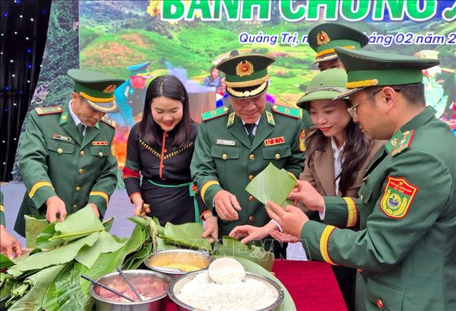 Hội thi gói bánh chưng xanh lan tỏa nét đep truyền thống Tết cổ truyền của dân tộc. Ảnh: TTXVN phát