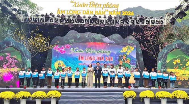 Các suất quà ý nghĩa được trao đến tay học sinh có hoàn cảnh khó khăn, học sinh nghèo vượt khó trên địa bàn. Ảnh: TTXVN phát