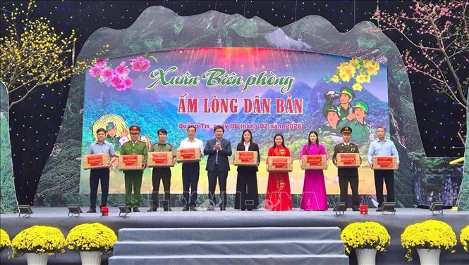 Lãnh đạo tỉnh Quảng Trị trao tặng các suất quà ý nghĩa đến với chính quyền, nhân dân và các đơn vị trên địa bàn xã Kim Phú, tỉnh Quảng Trị. Ảnh: TTXVN phát