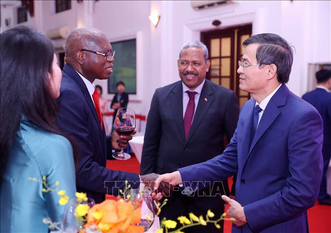 Đồng chí Đoàn Minh Huấn, Ủy viên Bộ Chính trị, Giám đốc Học viện Chính trị quốc gia Hồ Chí Minh với các đại biểu. Ảnh: Văn Điệp – TTXVN