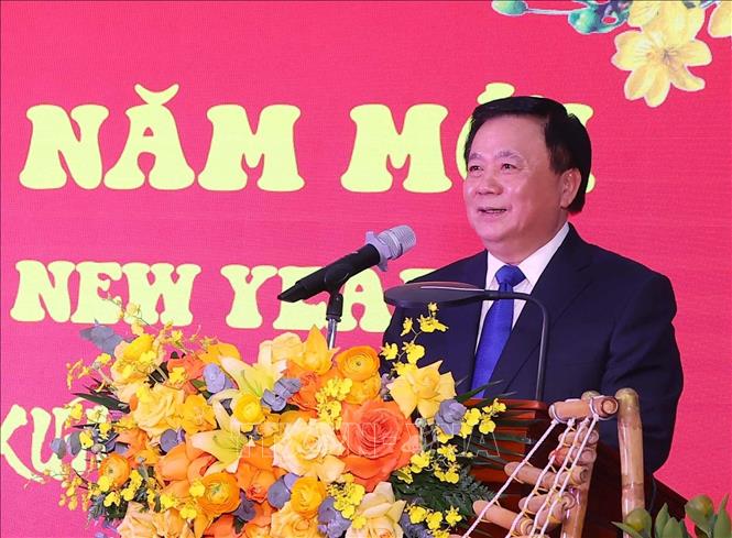 GS.TS Nguyễn Xuân Thắng, Ủy viên Bộ Chính trị khóa XIII, Chủ tịch Hội đồng Lý luận Trung ương, nguyên Giám đốc Học viện Chính trị quốc gia Hồ Chí Minh phát biểu tại buổi gặp mặt. Ảnh: Văn Điệp – TTXVN