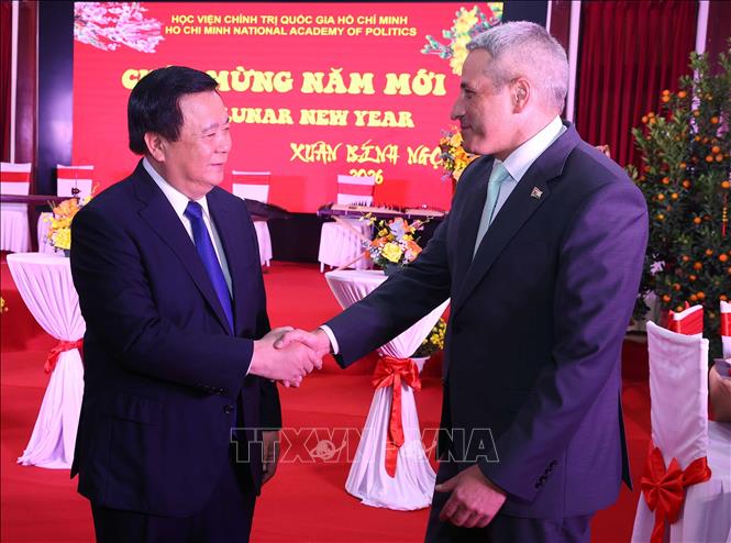 GS.TS Nguyễn Xuân Thắng với đại biểu. Ảnh: Văn Điệp – TTXVN