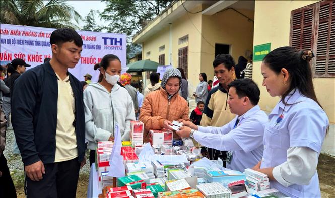 Người dân được khám, tư vấn sức khỏe và cấp phát thuốc miễn phí. Ảnh: TTXVN phát