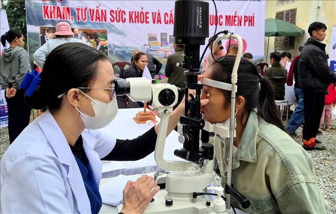 Người dân được khám, tư vấn sức khỏe và cấp phát thuốc miễn phí. Ảnh: TTXVN phát