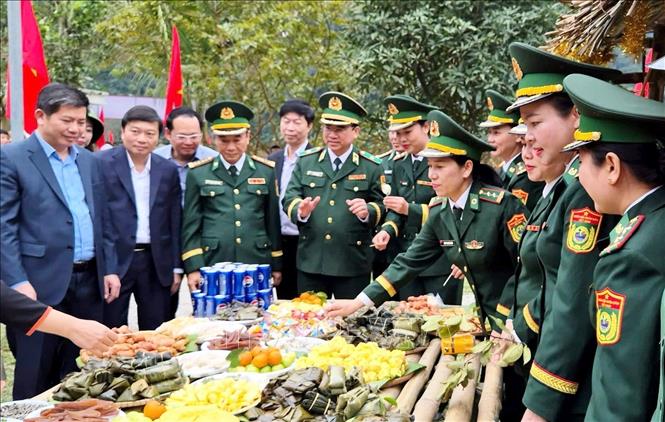 Các đại biểu cùng lãnh đạo tỉnh tham quan các gian hàng phiên chợ 