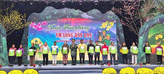 Những phần quà ý nghĩa được trao đến tay đồng bào nhân dân khu vực biên giới xã Kim Phú, tỉnh Quảng Trị. Ảnh: TTXVN phát