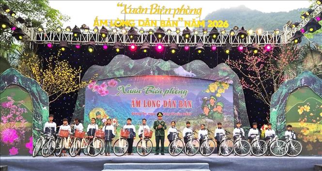 Những chiếc xe đạp mới mà Ban tổ chức trao tặng sẽ tiếp thêm động lực giúp các em học sinh vững tin trên con đường đến trường. Ảnh: TTXVN phát