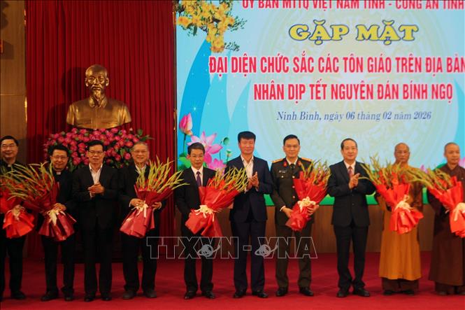 Lãnh đạo tỉnh tặng hoa cho các đại biểu. Ảnh: Thanh Tuấn - TTXVN