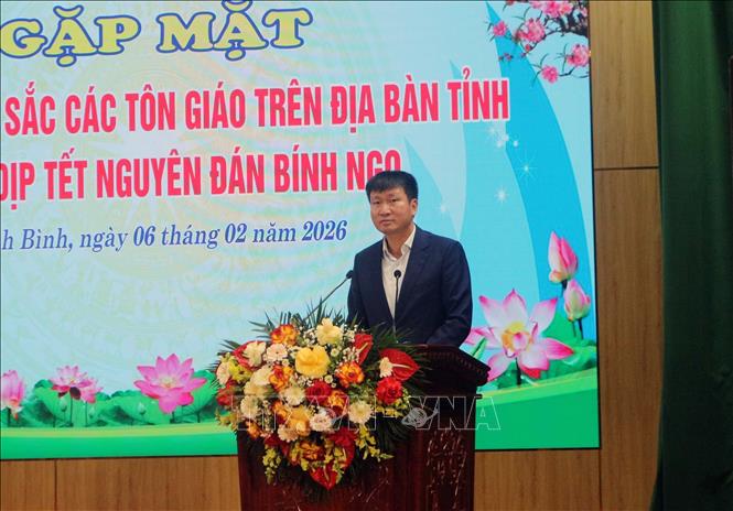 Chủ tịch UBND tỉnh Ninh Bình Trần Huy Tuấn phát biểu tại buổi gặp mặt. Ảnh: Thanh Tuấn - TTXVN