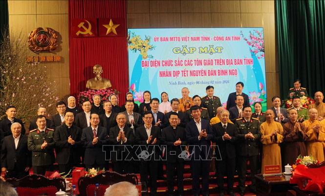 Lãnh đạo tỉnh cùng các đại biểu.  Ảnh: Thanh Tuấn - TTXVN